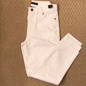 Abercrombie&Fitch High Rise White Girlfriend Jean